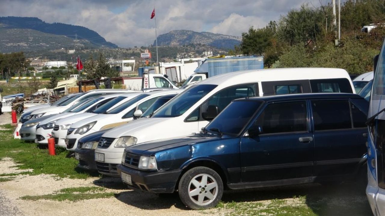 Piyasa değeri 100 milyon olan araçlar otoparklarda çürüyor